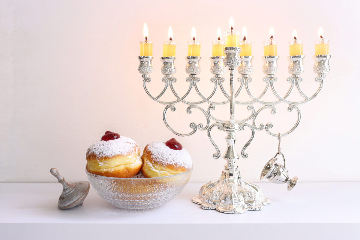 Hanouka, fĂȘte des lumiĂšres, est un moment de cĂ©lĂ©bration et de recueillement dans la tradition juive.